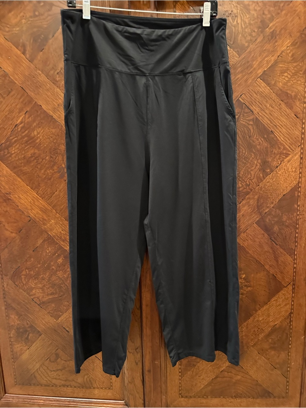 Black Wide-Leg Cropped Athletic Pants